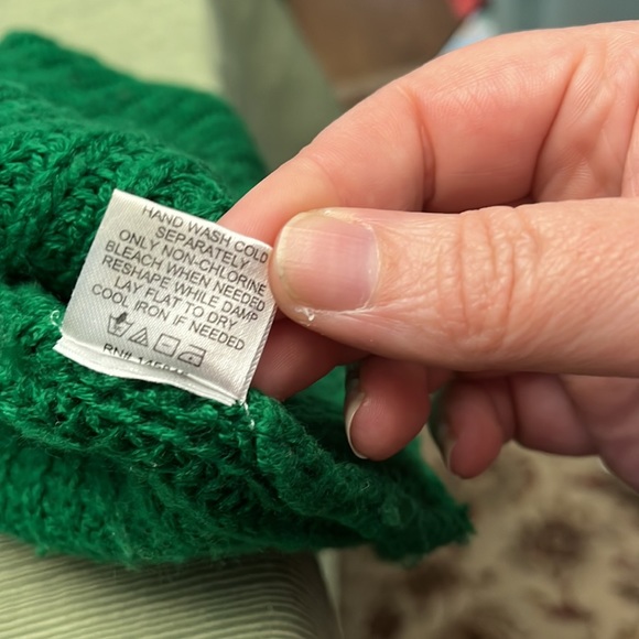 ALISON ANDREWS Large Kelly green button shoulder cable knit sweater. - Picture 5 of 5